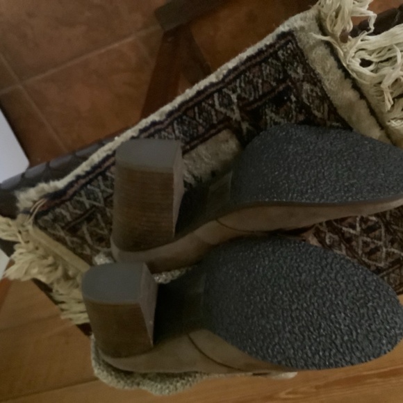 Shoes - Picture 3 of 4